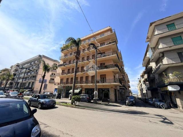 Appartamento in vendita a Reggio di Calabria via Enzo Misefari, 12, Ferrovieri Stadio
