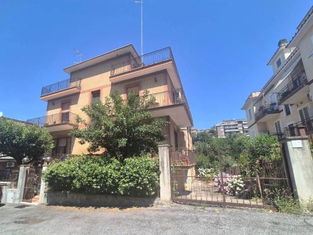Appartamento in vendita a Roma RM