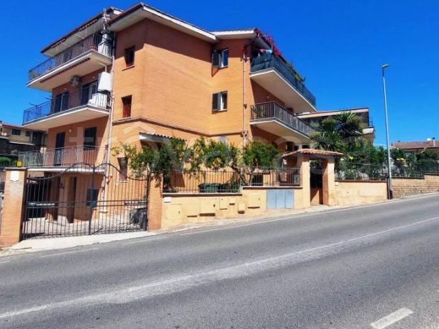 Appartamento in vendita a Roma via Monte del Marmo, Casalotti