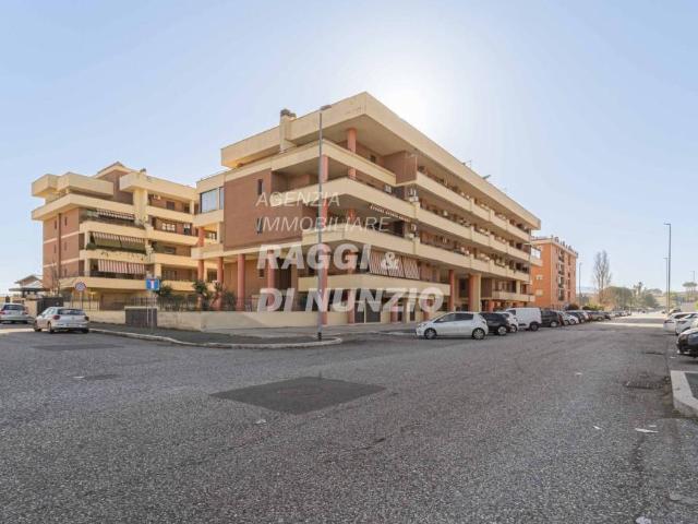 Appartamento in vendita a Roma via Nocera Terinese, 46, Rocca Cencia