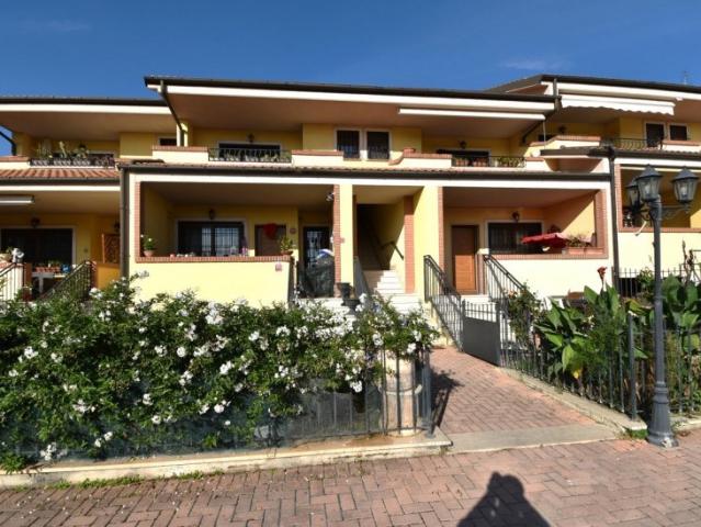 Appartamento in vendita a Roma via Borgosesia, Casalotti