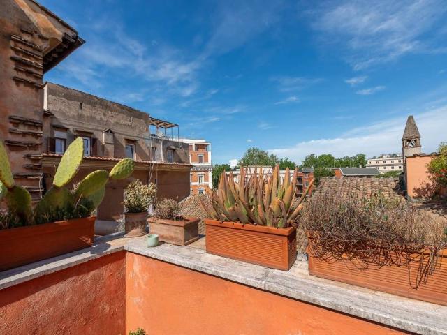 Appartamento in vendita a Roma via del Moro, Trastevere