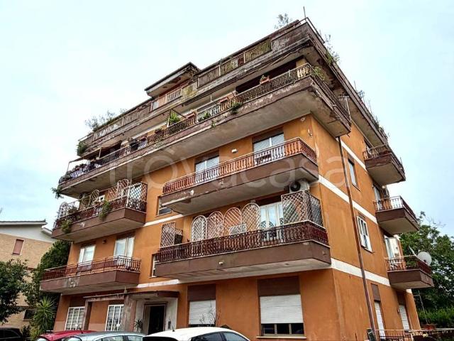 Appartamento in vendita a Roma via di Baccanello, Cesano