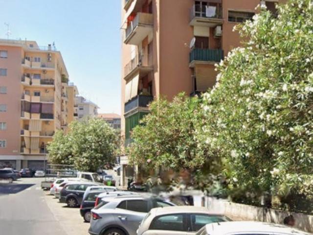 Appartamento in vendita a Roma via Enrico Mazzoccolo, Tuscolano