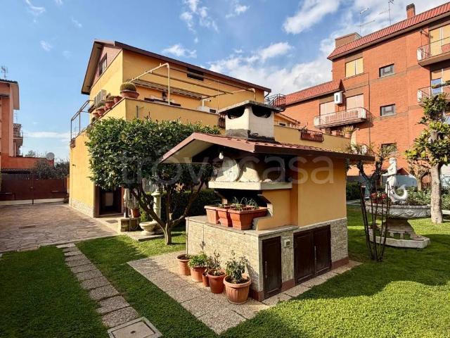 Appartamento in vendita a Roma via Giulio Emanuele Rizzo, Anagnina