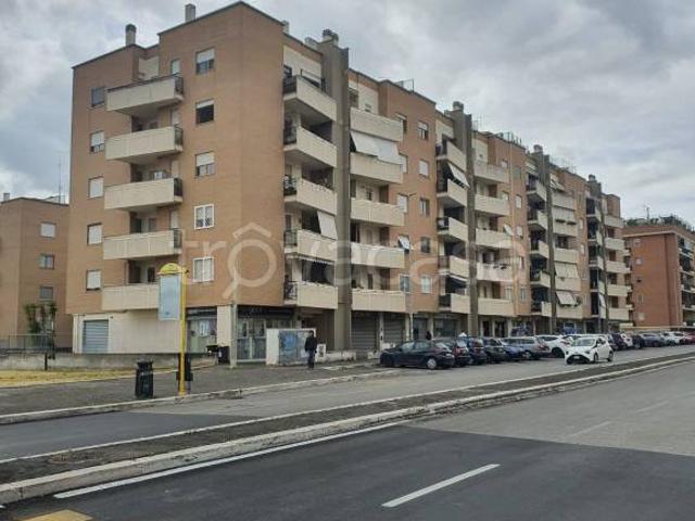 Appartamento in vendita a Roma via Raoul Chiodelli, 242, Ponte di Nona