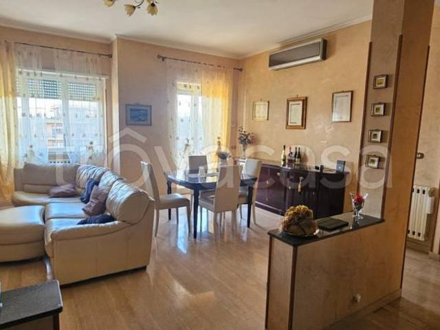 Appartamento in vendita a Roma via Rovato, Ottavia