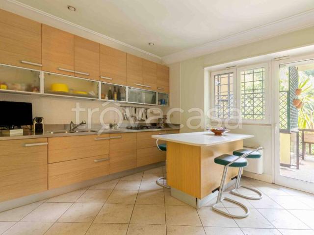 Appartamento in vendita a Roma via Val Gardena, 35, Cassia San Godenzo