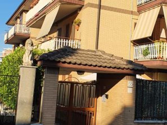 Appartamento in vendita a Roma, Zona Tuscolano, Via Bivongi 55