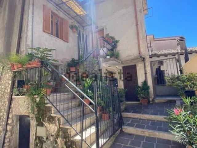 Appartamento in vendita a Sambuci RM