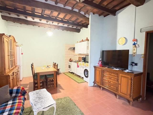 Appartamento in vendita a San Donato Lucca in Da rivedere composto da 5vani
