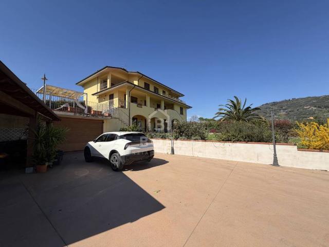 Villa bifamiliare in vendita a Uzzano