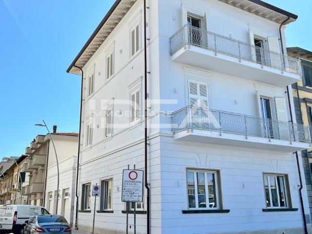 APPARTAMENTO in VENDITA a VIAREGGIO CENTRO MARE di 4 vani
