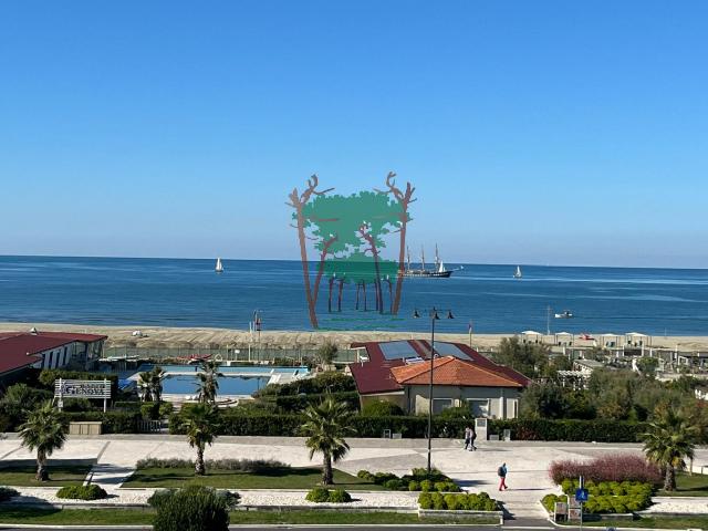 APPARTAMENTO in VENDITA a VIAREGGIO CITTA' GIARDINO di 6 vani