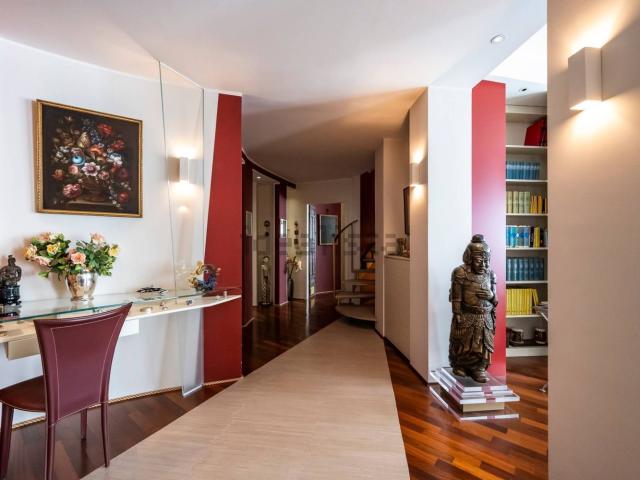 Appartamento in vendita di 400 m² in Via Cesare Battisti