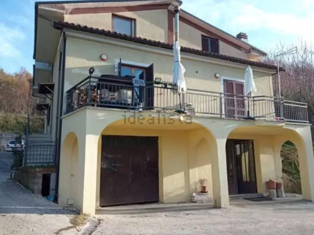 Appartamento in vendita di 400 m² in Via dei Marsi