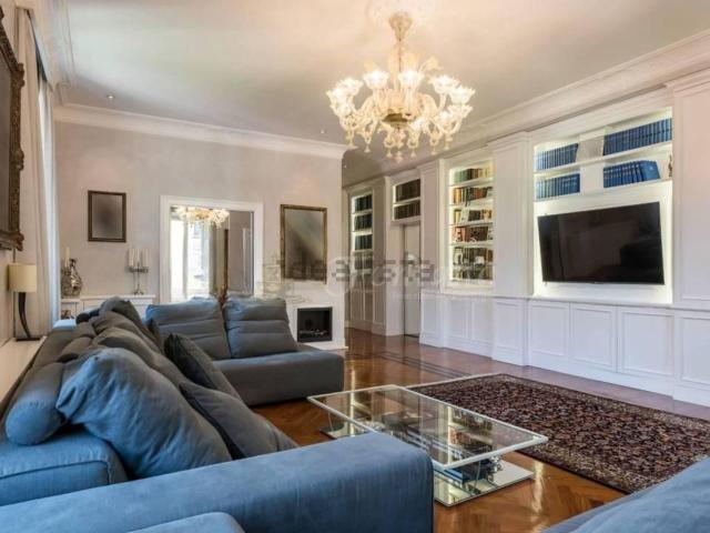 Appartamento in vendita di 400 m² in Via Ippolito Nievo