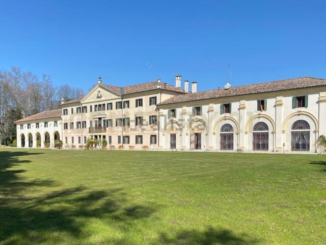 Appartamento in vendita di 400 m² in Via Schiavonia, 143
