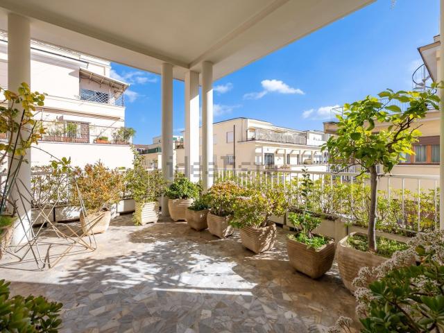 Appartamento in vendita di 412 m² in Via Gian Giacomo Porro, 26