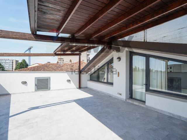 Appartamento in vendita di 422 m² in Via Italia, 12