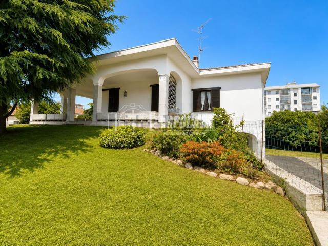 Appartamento in vendita di 425 m² in Via Grivola