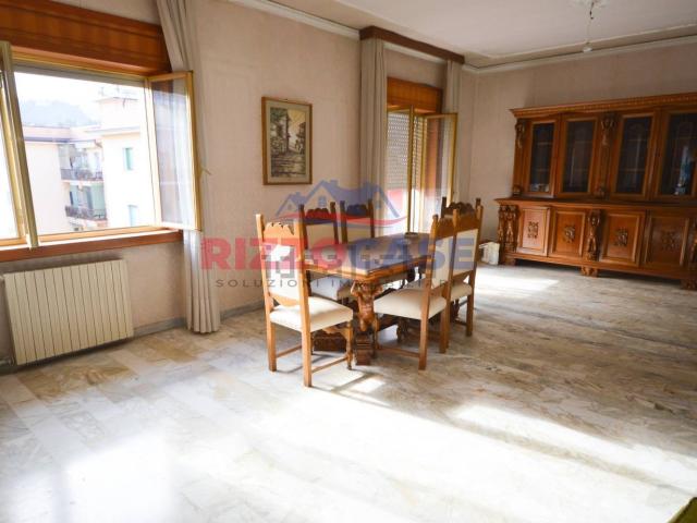 Appartamento in vendita di 430 m² in Via Ugo Foscolo