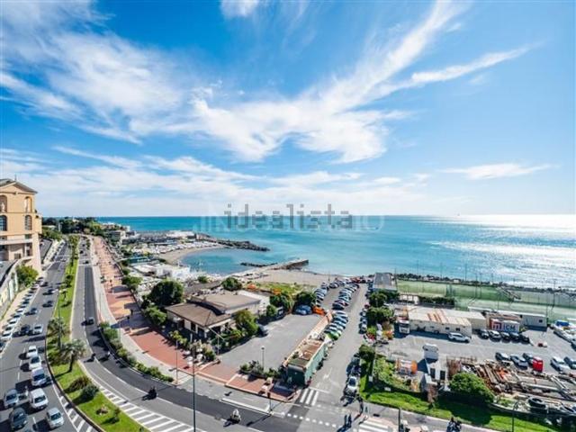 Appartamento in vendita di 440 m² in Via Giuseppe Casaregis