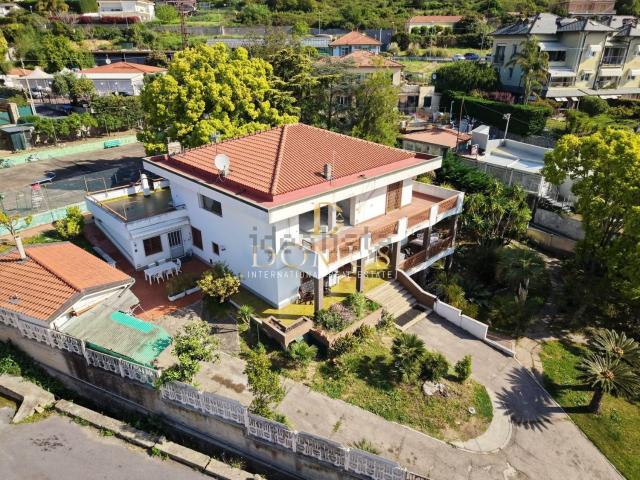 Appartamento in vendita di 440 m² in Strada Solaro, 111