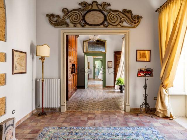 Appartamento in vendita di 450 m² in Via Alessandro Paternostro