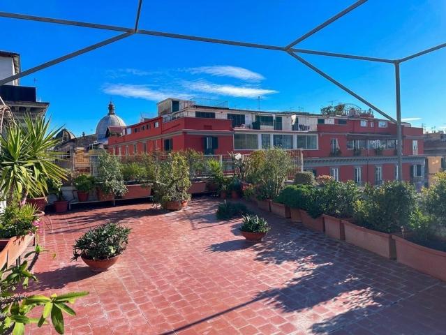 Appartamento in vendita di 460 m² in Via Enrico Pessina