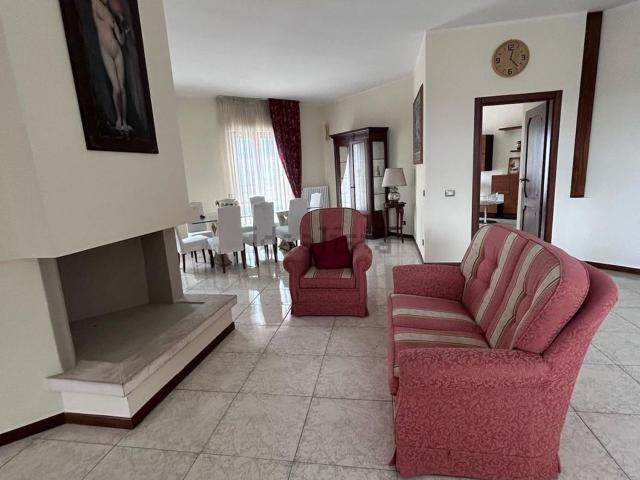 Appartamento in vendita di 464 m² in Via Cav di Vitt. Veneto