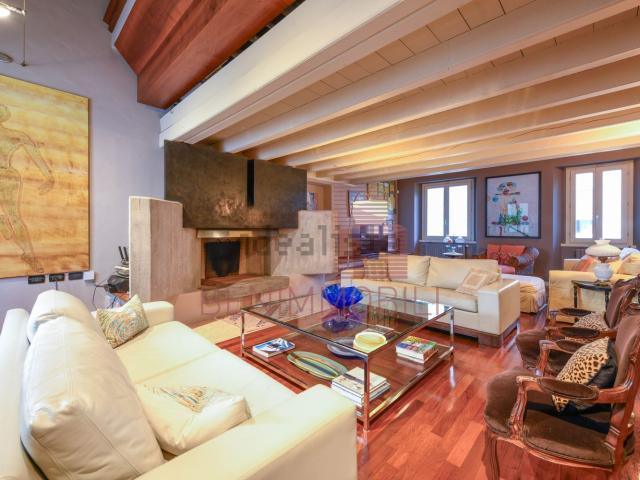 Appartamento in vendita di 479 m² in Via Elia Capriolo, 58