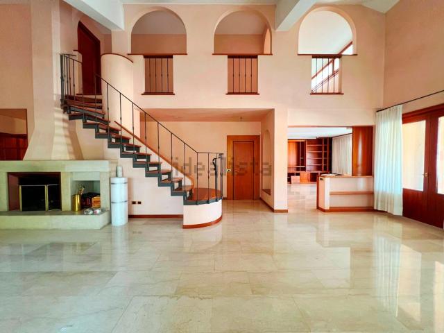 Appartamento in vendita di 518 m² in Via Benedetto Cairoli