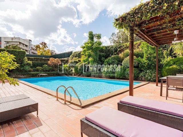 Appartamento in vendita di 530 m² in Via Fratelli Cervi, 75