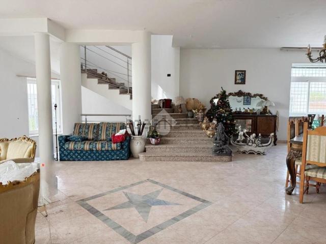 Appartamento in vendita di 540 m² in Via Caduti sul Lavoro, 33