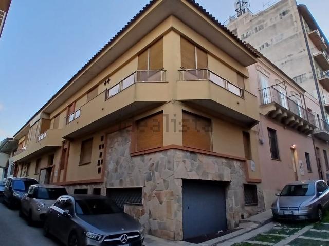 Appartamento in vendita di 601 m² in Via Ciro Menotti, 4