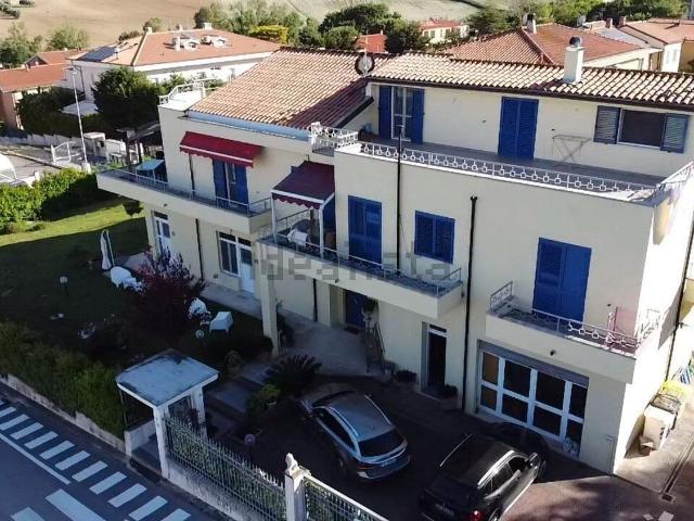 Appartamento in vendita di 650 m² in Via del Lavoro, 1