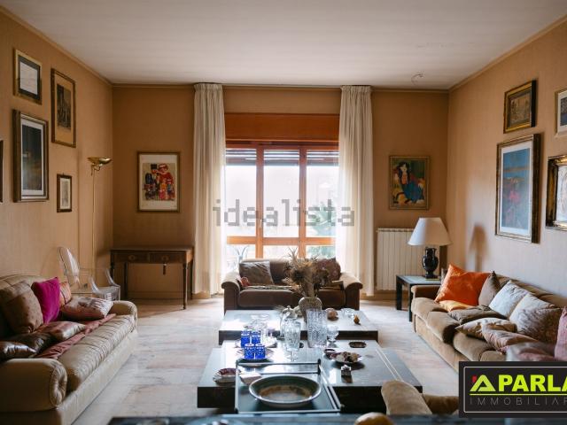 Appartamento in vendita di 670 m² in Via Tenente Colonnello Carrubba