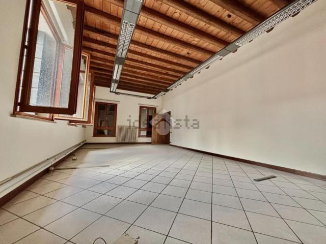 Appartamento in vendita di 700 m² in Piazza Giovanni XXIII, 12