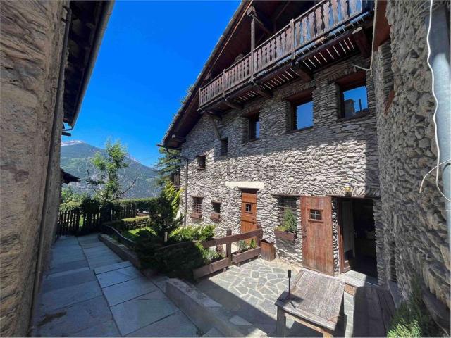 Appartamento in vendita di 70 m² in Frazione Jouvenceaux, 15
