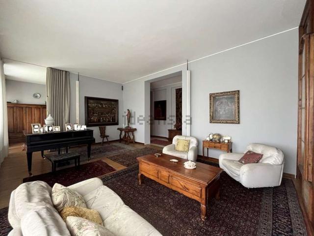 Appartamento in vendita di 750 m² in Via Manara Negrone, 9