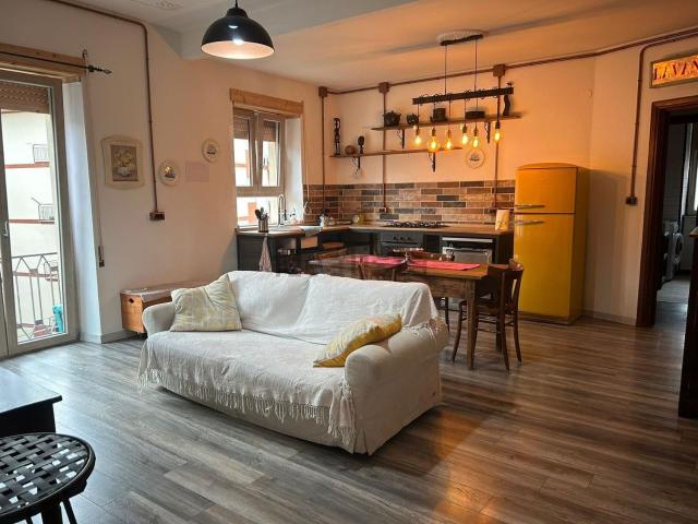 Appartamento in vendita di 75 m² in Via Ugo Foscolo