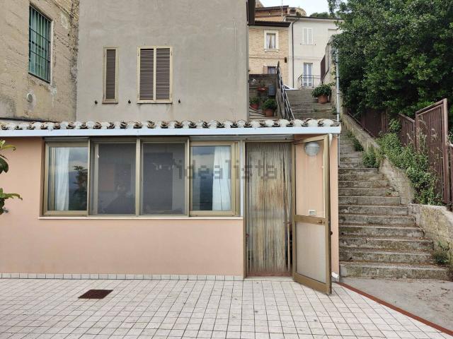 Appartamento in vendita di 75 m² in Viale G. Leopardi, 33