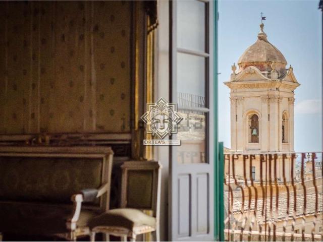 Appartamento in vendita di 780 m² in Via Camillo Benso Conte di Cavour, 48