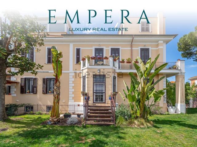 Appartamento in vendita di 800 m² in Via Cimone