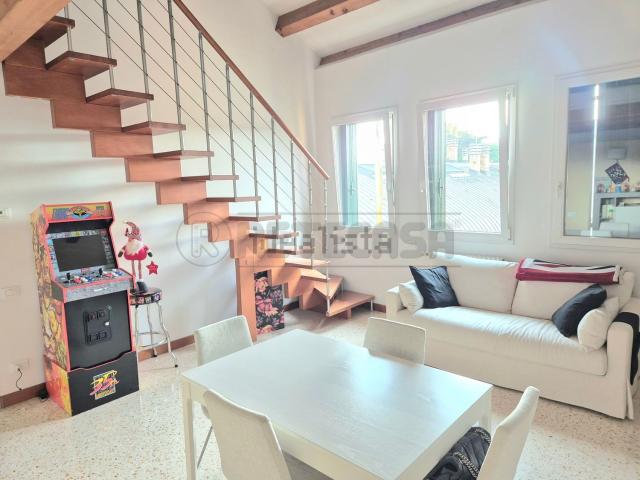 Appartamento in vendita di 80 m² in Corso SS. Felice e Fortunato, 257