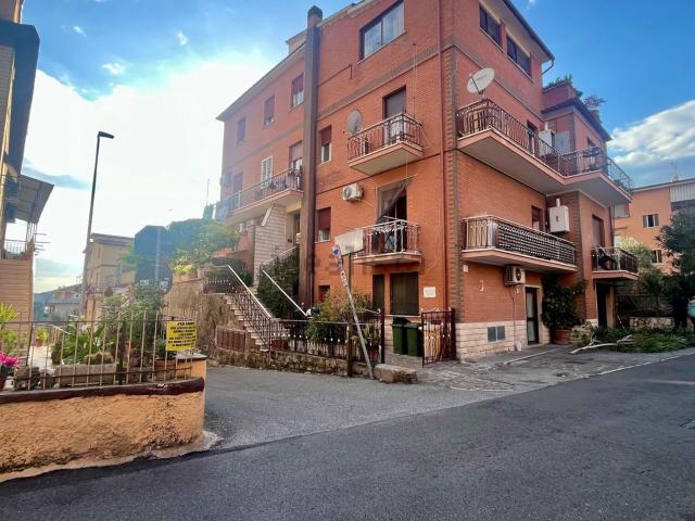 Appartamento in vendita di 80 m² in Via di Valle Muricana, 123