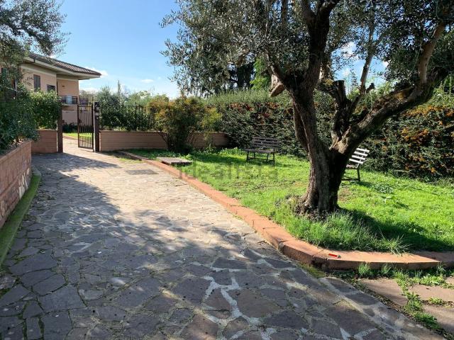 Appartamento in vendita di 80 m² in Via di Fontana Vecchia, 6