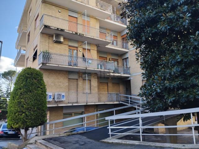 Appartamento in vendita di 82 m² in Via Giovan Battista Contini, 34