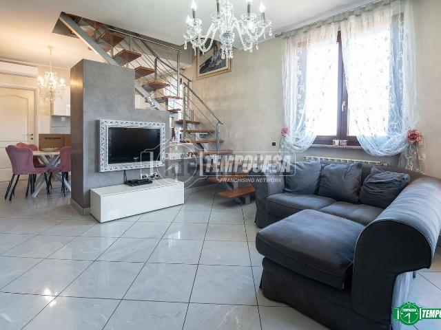 Appartamento in vendita di 85 m² in Via U. Foscolo, 17
